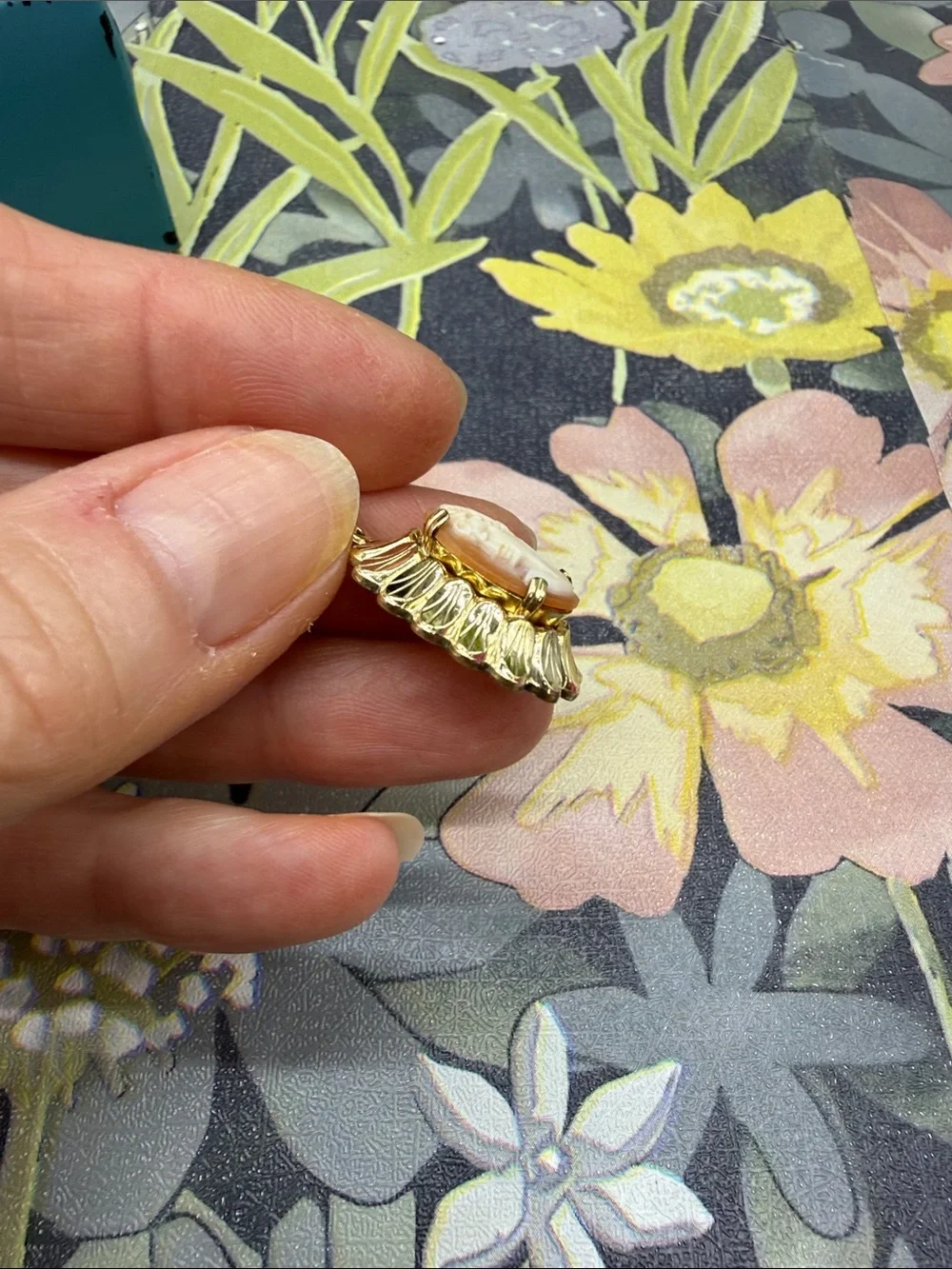 👑Mid-century shell cameo pendant set in an ornate scalloped gold frame